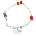 Détail de perles colorées et pendentif papillon sur un bracelet chaîne en argent - Multicolore (K Blanc)