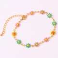 Detail eines 18K Goldarmbands mit bunten Emaille-Gänseblümchen und einer Verlängerungskette - Mehrfarbiges Armband II