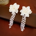 Élégantes boucles d'oreilles fleurs blanches avec pistils dorés et pompons en perles - Boucle d'oreille pompon fleur perle en acrylique blanc (Tige d'oreille en argent)