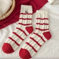 Calze invernali in peluche a righe rosse e bianche con ricamo per il calore - Velluto Australiano Casa sull'Albero