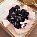 Détail d'un chouchou noir à motifs de nœuds avec bordure en dentelle rose en boîte - Tissu Noir Nœud Rose Bord en Dentelle