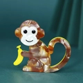 Broche singe en acrylique écaille de tortue avec banane jaune, accessoire de mode - Singe tenant une banane