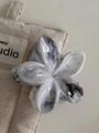 Elegante molletta per capelli a fiore con motivi a inchiostro di marmo bianco e nero - 8cm / Grigio Nero