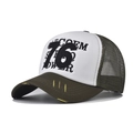 Nahaufnahme der 76er Stickerei und Mesh-Details an einer Vintage-Trucker-Baseballkappe - Armeegrün