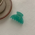 Detalle de pinza para el cabello verde menta con patrón jaspeado y acabado translúcido - Verde Concha