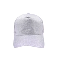 Detalle de gorra de béisbol con purpurina plata-violeta, malla de red y textura brillante - Blanco