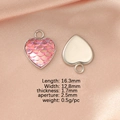 Détail du pendentif coeur en acier inoxydable avec résine écailles roses sur soie - Plateau de Base Coeur 13x13mm (BT017)