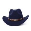 Détail d'un chapeau en feutre bleu marine avec bandeau tressé marron et épingle plume dorée - M (56-59cm) / Bleu Marine Plume Dorée