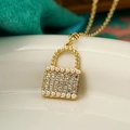 Detalle del colgante de candado chapado en oro con perlas y circonitas brillantes de lujo - Colgante de Cerradura de Perla / Dorado