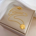 Macro-opname van de 18k gouden bloemenhanger met radiale textuur op een juwelendoos - Goud (M333)
