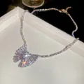 Dettaglio della collana a farfalla di lusso con zirconi brillanti in una scatola bianca - Collana con Pendente a Fiocco / Argento