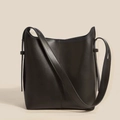 Minimalistische schwarze Damen Eimer-Schultertasche aus Leder mit breitem Riemen und Design - Standard / Schwarz