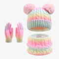 Detailansicht der regenbogenfarbenen Strickstruktur von Mütze, Schal und Handschuh-Set - Gradient Mehrfarbig