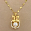 Vista de detalle del collar de lazo dorado con un anillo de circón y una perla blanca brillante - Estilo Perla con Lazo de Conejo (F315)