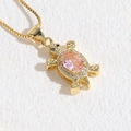 Collar con colgante de tortuga dorada con gema rosa ovalada y detalles de circón blanco - Circonita Rosa