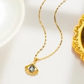 Goldene Titanstahl-Halskette mit Ginkgo-Blatt-Anhänger aus Opal und Kristallbesatz - 547 / Gold