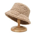 Beigefarbener Teddy-Fischerhut aus dickem Plüschmaterial auf einem Holzständer - Einheitsgröße / Khaki