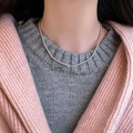 Dettaglio di collana a sfere d'argento indossata sul collo con elegante stile a strati lucidi - Rosa Porpora-3mm