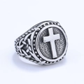 Vintage-Edelstahlring mit hervorgehobenem Kreuzdesign und keltischen Knotengravuren - US 10 / Stahlfarbe