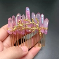 Nahaufnahme handgefertigter goldener Drahtwicklung mit rosa Naturkristall am Haarkamm - Rosavioletter Kristall + Goldener Kamm Zweig