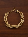 Dettaglio del bracciale a catena dorata con maglie testurizzate e chiusura a moschettone - Oro 18K / Oro