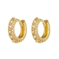 Vista macro de pendientes de aro dorados con circonitas blancas engastadas a mano - Aro Dorado con Pavé de Circonita Blanca (E407-1)