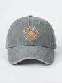Detalle frontal de gorra de béisbol gris oscuro lavado con diseño de sol y estilo retro - Ajustable / Gris