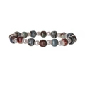 Primer plano de cuentas de cerámica con esmalte de colores en una pulsera bohemia - Imitación de perla + cuentas redondas rojo azul