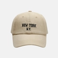 Detail van New York borduursel op beige katoenen honkbalpet met gebogen klep - Khaki