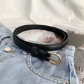 Slanke zwarte leren riem met gouden D-ringgesp op jeans voor een casual modieuze look - 105cm / 1.8cm Breedte / Zwart