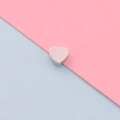 Primer plano de una cuenta de corazón en acero inoxidable pulido espejo para joyería DIY - Color Acero