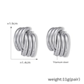 Vue détaillée de boucles d'oreilles géométriques en acier titane argenté entrelacé - Couleur Acier
