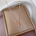 Dettaglio del ciondolo a corna in oro rosa con zircone mobile e finitura lucida - Oro rosa
