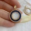 Médaillon doré avec gravure de la Vierge Marie en nacre et saphirs bleus autour - 26mm / Bleu