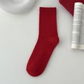 Klassische rote Baumwoll-Rippsocken für das neue Jahr in minimalistischem Layout - Einheitsgröße / Flaches Band