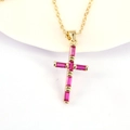 Dettaglio della collana dorata con ciondolo a croce e zirconi rosa rettangolari - Rosa Rossa