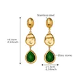 Dettaglio di orecchini a goccia con pietra di vetro verde e acciaio placcato oro 18k - Verde