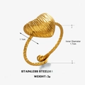 Anillo corazón dorado de acero inoxidable con banda trenzada y diseño abierto ajustable - Estilo de Corazón Cepillado / Dorado