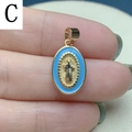 Dettaglio macro del ciondolo religioso ovale dorato con smalto celeste e gancio ampio - Blu