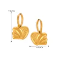 Orecchini a cuore dorati in acciaio al titanio con rilievo strutturato e cerchi - Stile Pendente con Texture a Cuore (F1335)