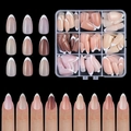 Dettaglio di unghie finte French manicure nude e marroni con punte bianche in box - Stile Francese 04