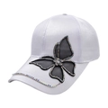Weiße Satin-Baseballkappe mit Schmetterlings-Strass-Dekoration und gebogener Krempe - Weiß