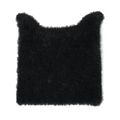 Detailansicht der schwarzen flauschigen Strickmütze mit Katzenohren und Pelzstruktur - Schwarz