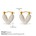 Orecchini a cuore in marmo bianco e acciaio dorato, misura 17mm con un peso di 7g - Smalto Bianco