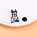 Spilla in smalto cane dottore con testo "The DOGTOR is in" e dettaglio stetoscopio blu - Cane Dottore