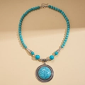 Dettaglio della collana bohémien con perline turchesi tonde e grande ciondolo in lega d'argento - Blu (Texture Turchese)