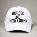 Casquette trucker blanche avec slogan You Look Like I Need A Drink et filet aéré - Tout Blanc