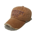 Dettaglio del cappello da baseball in cotone kaki invecchiato con ricamo NYC - M (56-58cm) / Giallo zenzero