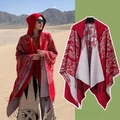Poncho ethnique à capuche rouge avec motifs floraux blancs et franges à glands - Couleur 30