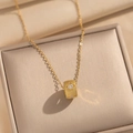 Collana con ciondolo a cilindro in oro spazzolato e zircone su espositore champagne - Collana Cilindro a Vita / Oro
